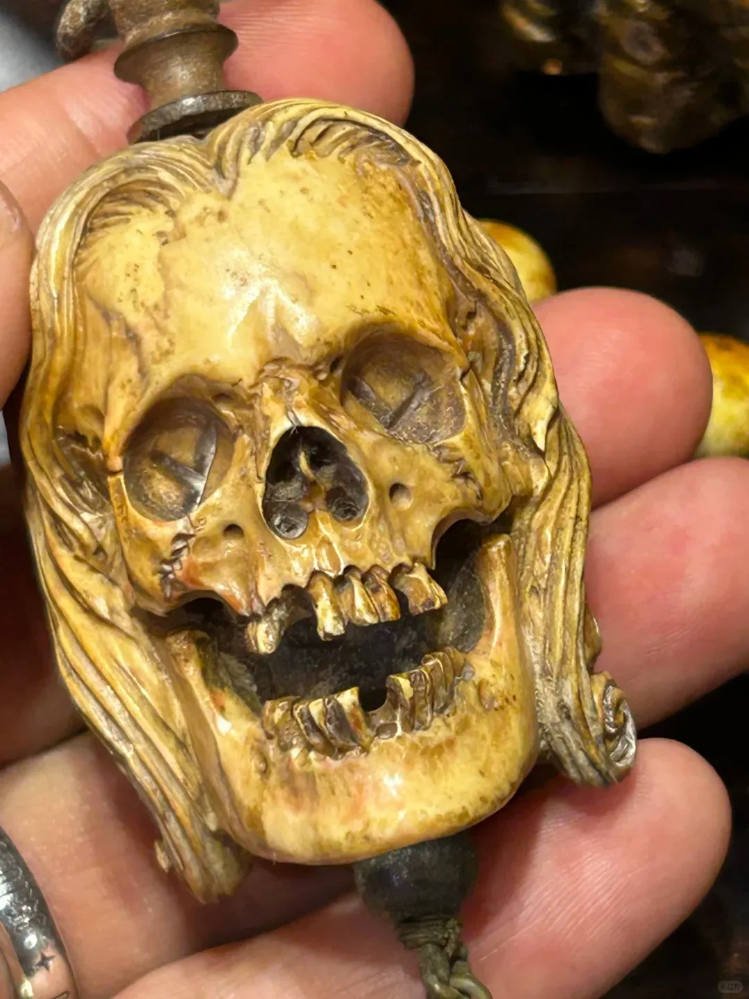 Skull-shaped prayer beads — detail 1